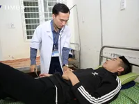 Người b&aacute;c sĩ hết l&ograve;ng v&igrave; d&acirc;n bản