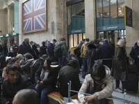 Quả bom sót lại từ Thế chiến II ở Paris làm đình trệ nhiều chuyến tàu