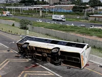 Xe bus lật trên đường cao tốc ở Nam Phi, 12 người tử vong