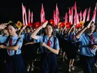Khối diễu hành Thanh thiếu nhi Thành phố hợp luyện cho đại lễ kỷ niệm 50 năm thống nhất đất nước
