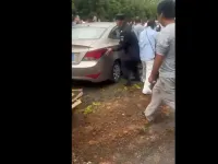 Xe điên lao vào đám đông trước cổng trường học tại Trung Quốc, nhiều người bị thương
