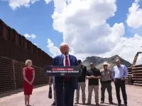 Đánh dấu 100 ngày nắm quyền, ông Trump ký sắc lệnh lập danh sách "thành phố trú ẩn"