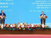 Vietnamese, Japanese PMs conduct productive talks in Hanoi