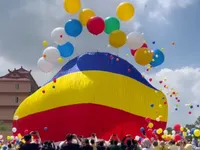 Thả đại kỳ lớn nhất thế giới mừng Đại lễ Vesak 2025