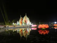 Hàng ngàn người tham dự Đêm hoa đăng Vesak 2025