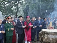 State President Luong Cuong offers incense in commemoration of Hung Kings
