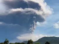 Núi lửa phun trào nhiều lần, Indonesia ban hành cảnh báo hàng không mức cao nhất