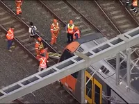 Australia: Giải cứu hành khách trên tàu bị cáp điện rơi trúng