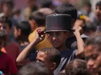 Người dân Gaza mò thức ăn trong rác khi nạn đói lan rộng