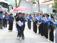 Phụ huynh Hà Nội đồng hành cùng sĩ tử trong ngày đầu kỳ thi tuyển sinh lớp 10