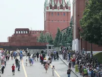 Người Nga viếng Lenin trước khi lăng đóng cửa trùng tu