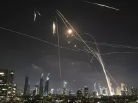 NÓNG: Iran đáp trả Israel dữ dội, hàng trăm tên lửa bay qua Jerusalem và Tel Aviv