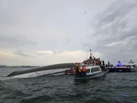 Authorities race to rescue victims of tourist boat sinking in Ha Long Bay
