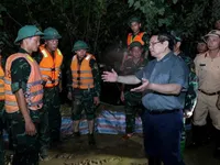 PM inspects flood response in Hanoi’s riverside areas overnight