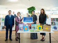 Party leader’s spouse presents Vietnamese bookcase to Helsinki Central Library Oodi