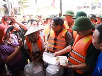 PM directs flood relief efforts in Thai Nguyen province, visits affected residents