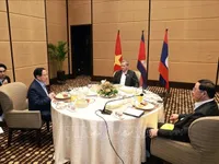 Vietnamese PM holds working breakfast with Cambodian, Lao counterparts