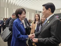 State President meets APEC leaders in RoK