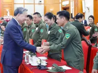 Party chief meets with outstanding individuals joining grassroots security and order protection