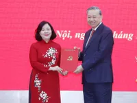 Party chief presents appointment decision of Secretary of VFF, Central Mass Organisations Party Committee