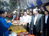 Party chief, NA Chairman attend great national unity festival in Hanoi’s Ba Dinh ward