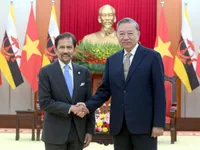 Party leader hosts Sultan of Brunei