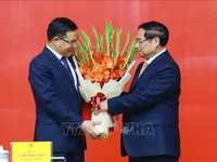 PM hands over decision appointing Acting Minister of Industry and Trade