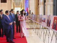 VNA launches photo display of Viet Nam-Laos ties in Vientiane