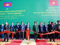 Vietnamese, Cambodian PMs inaugurate Tan Nam - Meun Chey int’l border gate pair