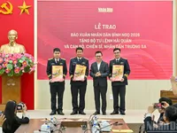 Nhan Dan Newspaper presents Tet issue to soldiers and people in border and island areas