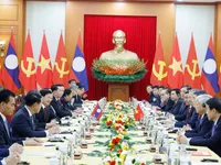 Top Vietnamese, Lao leaders hold talks in Hanoi
