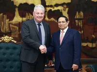 PM urges world’s leading semiconductor group to set up R&D centre in Vietnam