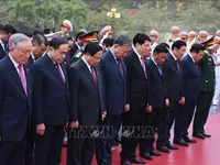 Delegates to 14th National Party Congress pay tribute to President Ho Chi Minh