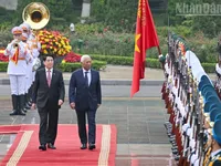 Vietnamese State President chairs official welcome ceremony for EC President