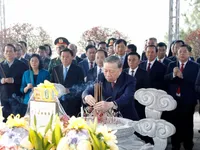 Party chief offers incense in tribute to late Party General Secretaries in Ha Tinh