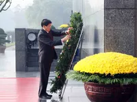 Top Lao leader pays tribute to President Ho Chi Minh