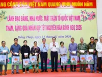 NA Chairman presents gifts to policy beneficiaries in Dong Thap province