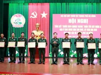 Collectives and individuals with outstanding contributions to Quang Trung campaign in Da Nang and Dak Lak honoured