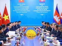 Vietnamese, Cambodian PMs discuss ways to further promote bilateral ties