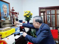 Party chief offers incense in tribute to late PM Pham Van Dong