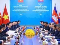 Vietnamese, Cambodian PMs discuss ways to further promote bilateral ties