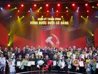 Party chief honours winners of “Steadfast Under the Party's Flag” press awards