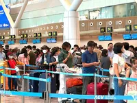 Tan Son Nhat airport sets record on fourth day of Lunar New Year