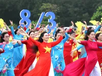 March shines with elegance of 'Ao dai'
