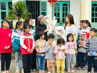 Kindness Bus in March: When Quiet Women Become the Light in Others’ Lives