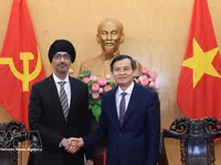 Vietnam, Singapore step up cooperation in training strategic-level officials