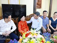 PM Le Minh Hung pays tribute to revolution contributors in Hai Phong