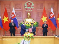 Vietnamese, Slovak PMs witness exchange of documents, chair joint press briefing