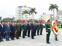 Party General Secretary, State President offers incense in tribute to fallen heroes in Da Nang