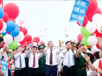 Top leader attends flag-raising ceremony in Quang Tri